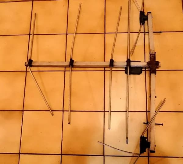 Jak zrobić antenę UHF VHF: krok po kroku, uniknij problemów z odbiorem